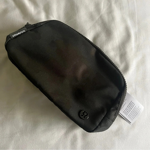 🆕 Lululemon Everywhere Belt Bag - Heritage Dark Green Camo - Picture 1 of 6